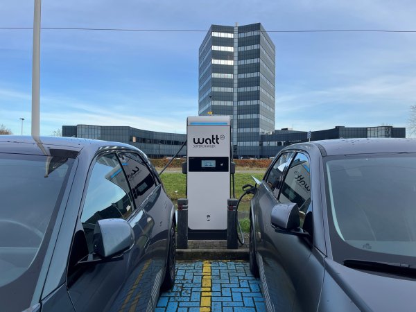 Oostendorp Autolease - Publieke laadpalen steeds vaker binnen loopafstand